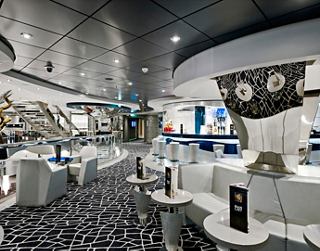 Intérieur moderne et accueillant du Silver Lounge Bar sur MSC Divina | MSC Croisières