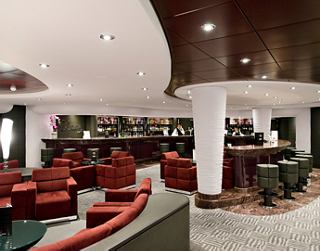 Un bar élégant avec des sièges confortables et une atmosphère chaleureuse pour se détendre et socialiser | MSC Croisières