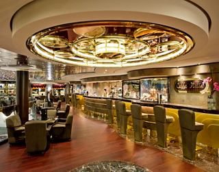 Cadre élégant au Caffè Italia sur MSC Divina, idéal pour se détendre et socialiser | MSC Croisières