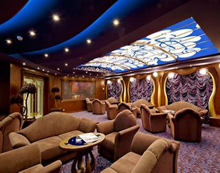 Salon de cigares accueillant avec des fauteuils en cuir et un éclairage chaleureux | MSC Croisières