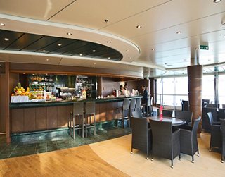 Le bar Le Sirene sur le MSC Divina offre un espace confortable pour se détendre et socialiser | MSC Croisières