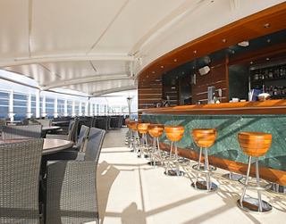 Espace bar moderne avec vue sur l'océan, offrant une atmosphère confortable pour se détendre | MSC Croisières