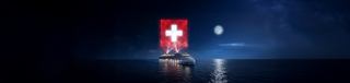 Roter und blauer Koffer stehen zusammen auf dem Deck eines Kreuzfahrtschiffs bei Nacht | MSC Cruises