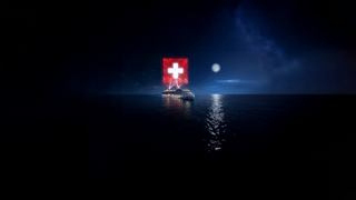 Lichter des Kreuzfahrtschiffs spiegeln sich auf dem dunklen Meer und schaffen eine besondere Stimmung | MSC Cruises