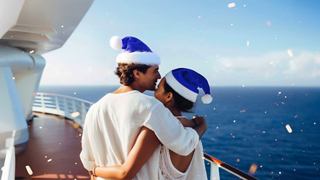 Una pareja disfruta de la vista al océano desde la cubierta de un barco de crucero | MSC Cruceros