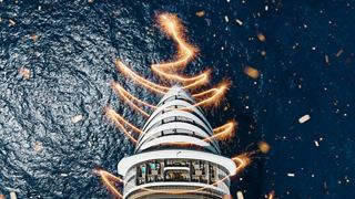 El barco MSC Cruises navega por el mar azul, dejando rastros de luz | MSC Cruceros