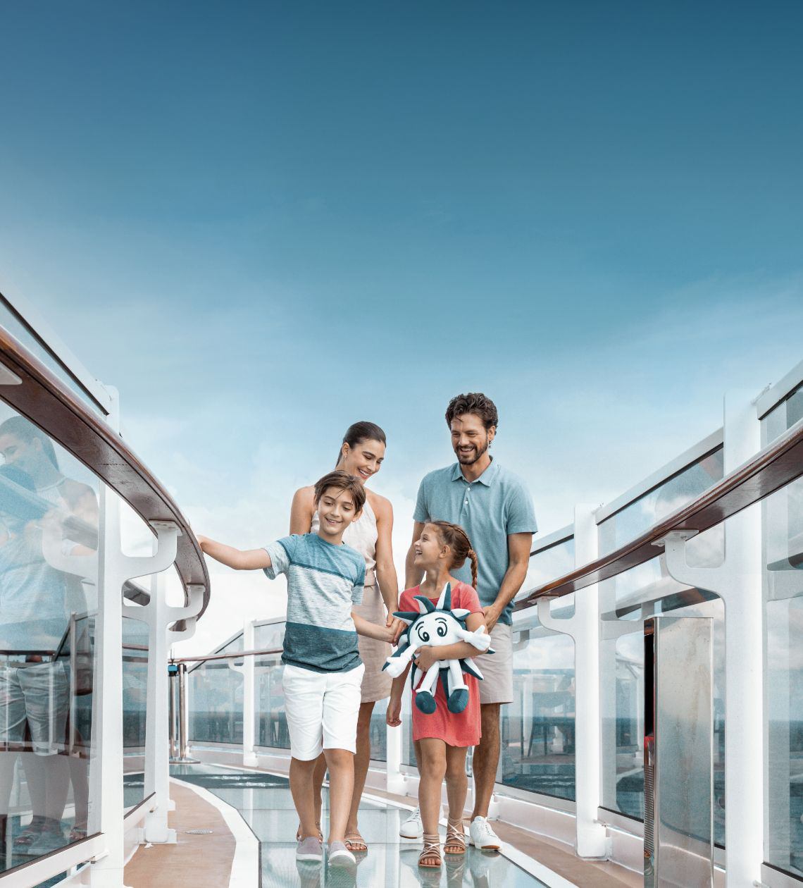 Dos hombres pasean por la cubierta de un barco de crucero bajo un cielo despejado | MSC Cruises