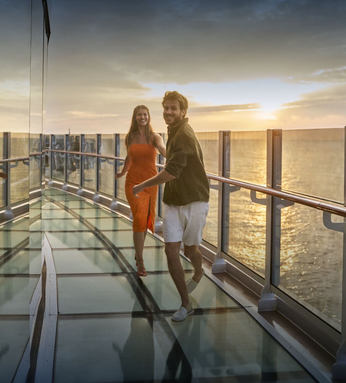 Persona de pie en la cubierta de un crucero al atardecer | MSC Cruceros