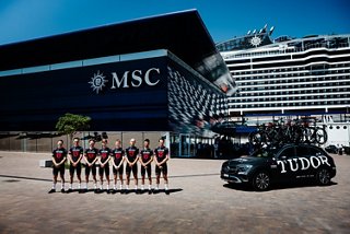 Un groupe de personnes et une voiture devant le bâtiment MSC Cruises lors d’un événement sportif | MSC Cruises