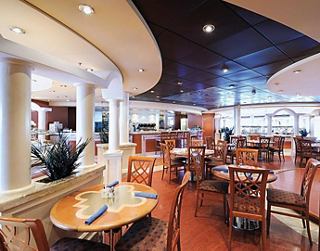 Área de comedor acogedora con asientos cómodos y una amplia variedad de platos | MSC Cruceros