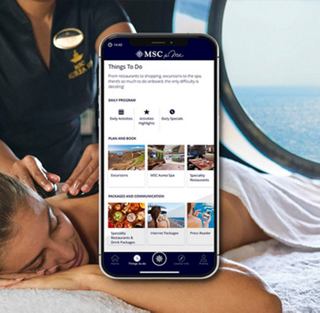 Kunde genießt eine Massage, während er Aktivitäten in der MSC-App erkundet | MSC Cruises