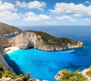 Mar azul sereno y majestuosos acantilados de las islas griegas | MSC Cruceros