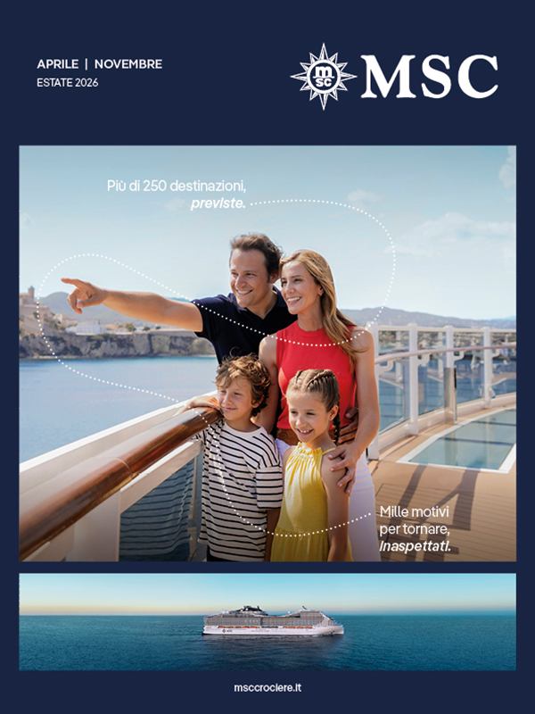 Una famiglia gode della vista sul mare dal ponte di una nave da crociera | MSC Crociere