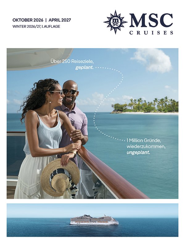 Glückliches Paar auf dem Deck eines Kreuzfahrtschiffs mit klarem blauem Himmel im Hintergrund | MSC Cruises