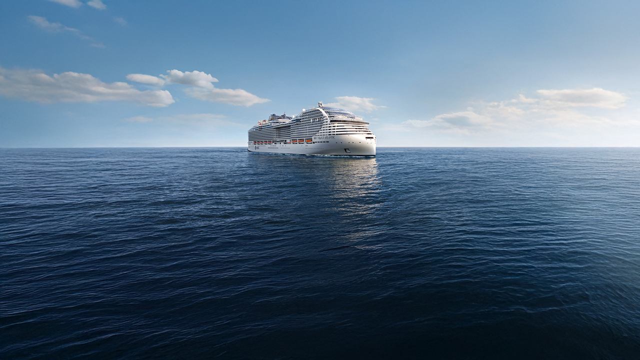 Das MSC Schiff segelt ruhig über den endlosen Ozean unter einem klaren Himmel | MSC Cruises