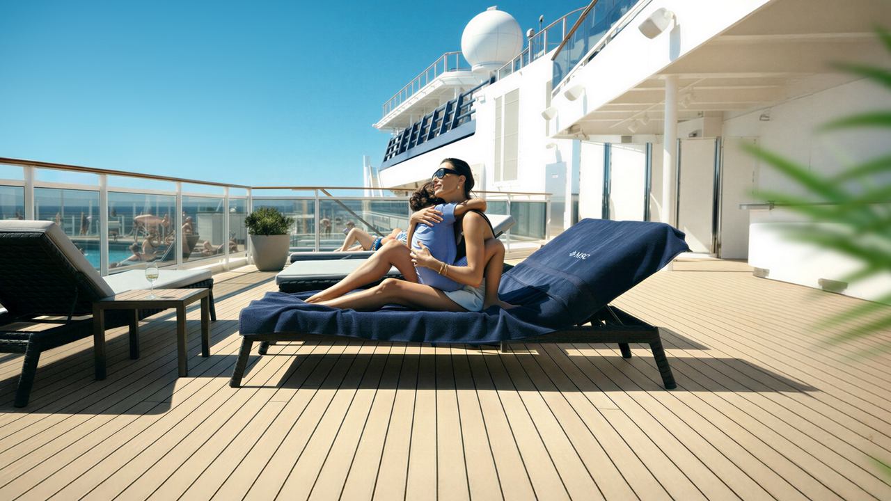 Una mujer se relaja en una tumbona junto a la piscina bajo el cielo soleado | MSC Cruceros