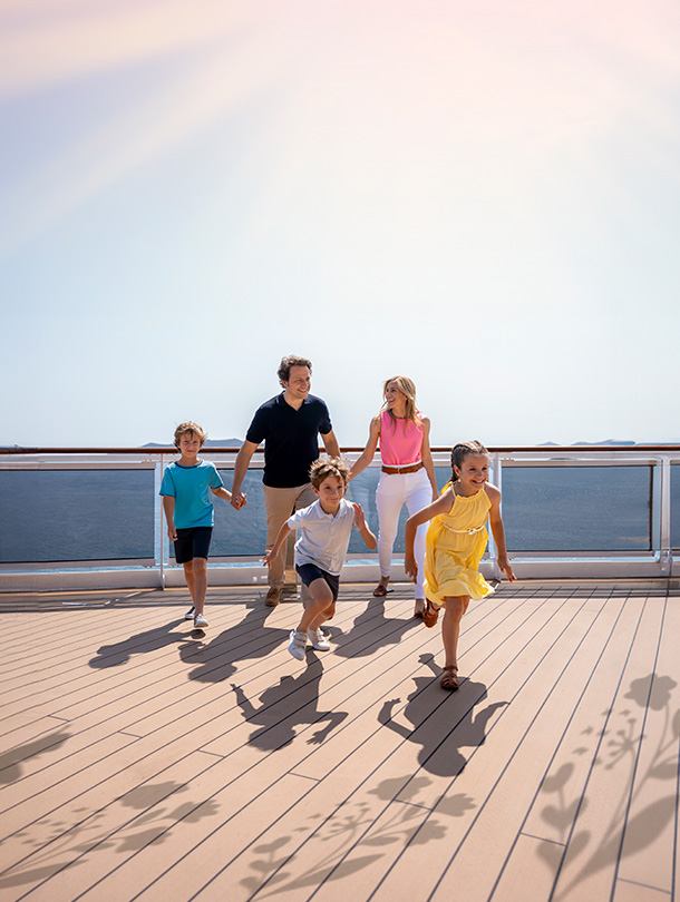 Eine Familie spaziert am Strand und genießt einen sonnigen Tag | MSC Cruises