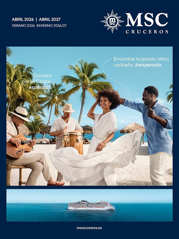 Un grupo de amigos disfruta de un día soleado en la playa con cócteles | MSC Cruceros