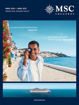 Hombre habla por teléfono en una costa con vista al mar | MSC Cruceros