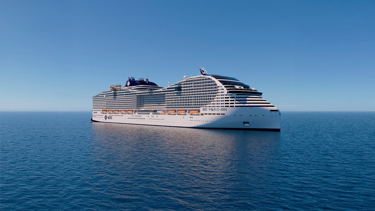 Lujoso crucero navegando en mar abierto al atardecer | MSC Cruises