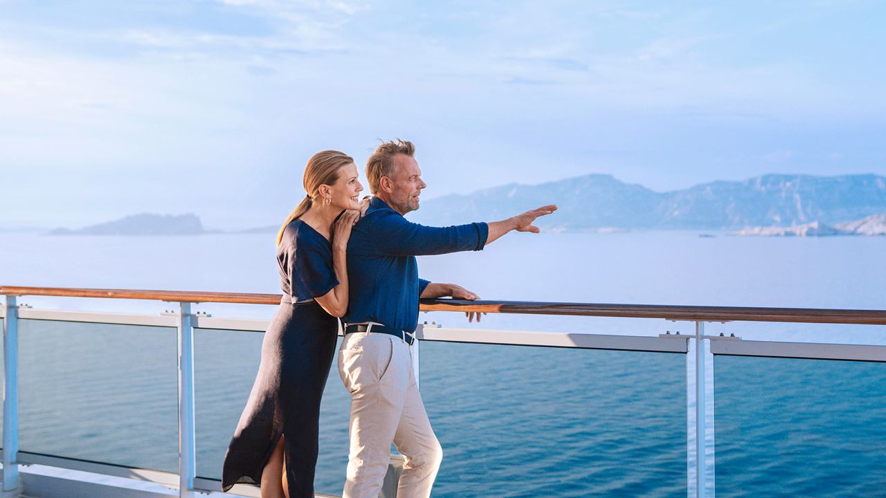 Homme et femme regardant la mer depuis le pont d’un navire de croisière | MSC Croisières