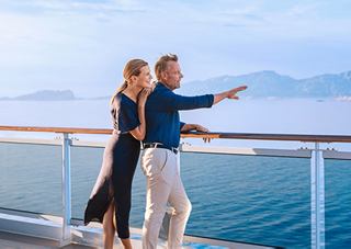 Paar genießt die Meeresansicht vom Deck eines Kreuzfahrtschiffs | MSC Cruises