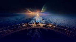 Un sapin de Noël illuminé se dresse sur le pont d’un navire dans une ambiance festive | MSC Croisières