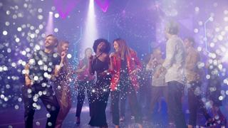 Un grupo de personas celebra con confeti y luces en un escenario durante un crucero | MSC Cruises