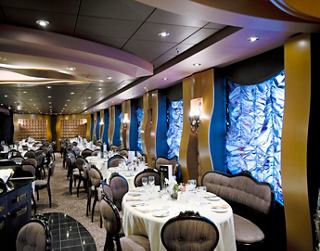 Espace de restauration élégant dans le restaurant The Black Crab avec des tables et des chaises, de grandes fenêtres et une décoration chaleureuse | MSC Croisières