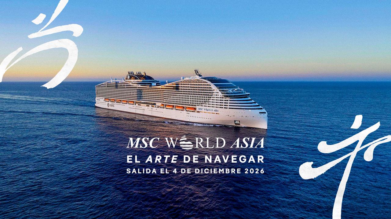 Barco MSC Cruises navegando bajo cielo azul con nubes | MSC Cruises