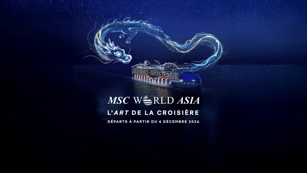 Bateau de croisière naviguant sur une mer calme au coucher du soleil | MSC Croisières