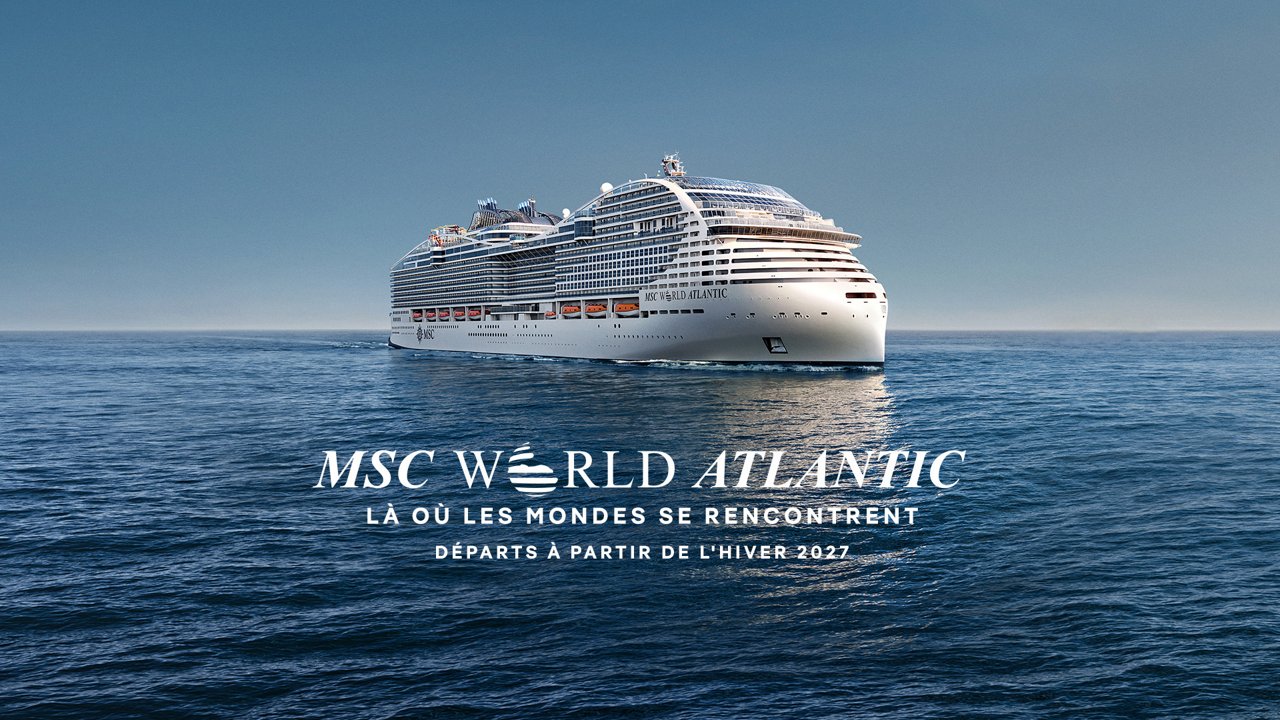 Navire de croisière de luxe naviguant en mer avec un coucher de soleil en arrière-plan | MSC Croisières