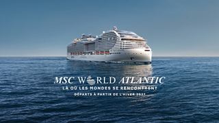 Navire de croisière de luxe naviguant en mer avec un coucher de soleil en arrière-plan | MSC Croisières