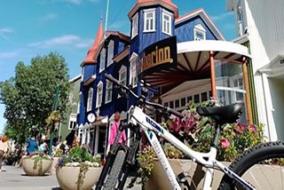 Fahrrad in der Nähe eines Hotels in einer lebhaften Fußgängerzone geparkt | MSC Cruises