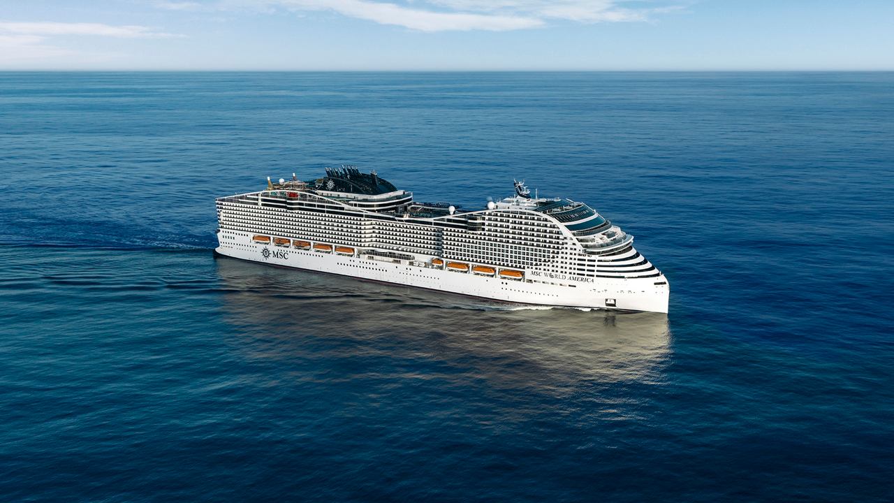 Das Schiff MSC World America fährt über die ruhigen Ozeanwellen | MSC Cruises