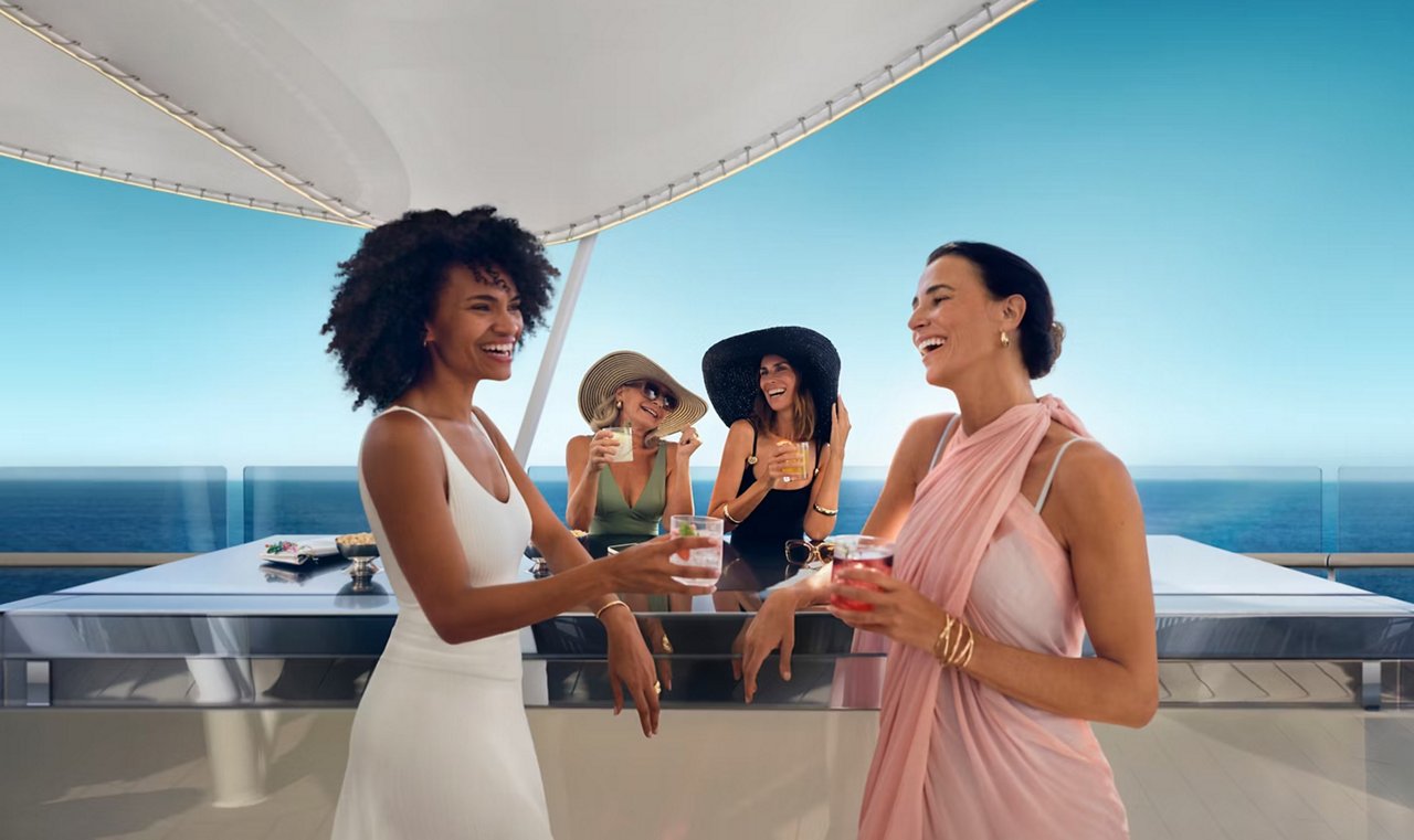 Drei Frauen genießen einen sonnigen Tag am Pool mit Lächeln und Spaß | MSC Cruises