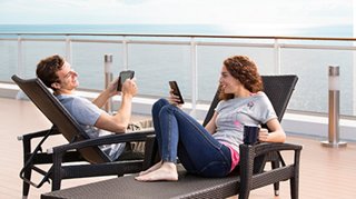 Gäste genießen den Panoramablick vom Kreuzfahrtschiff | MSC Cruises