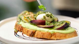 Desayuno con huevos, aguacate y tomates servido caliente | MSC Cruceros