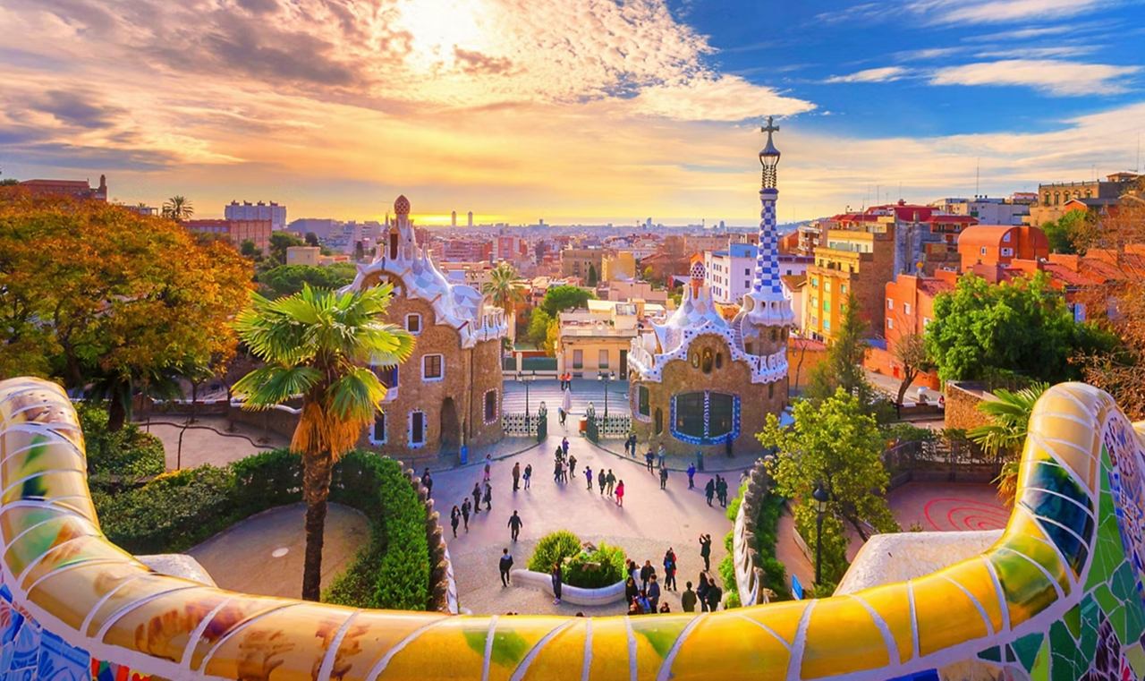 Hermoso paisaje con colinas y lago al atardecer | MSC Cruises