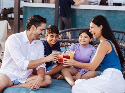 Groupe de personnes profitant de boissons et de discussions en plein air sur un navire de croisière | MSC Croisières