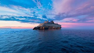 Das Schiff segelt auf einem ruhigen blauen Meer unter einem sanft gefärbten Himmel | MSC Cruises