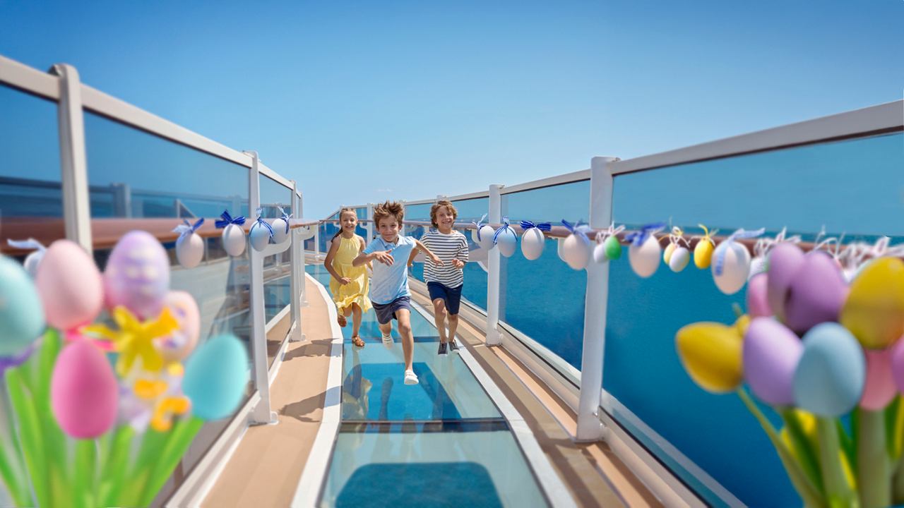 Gäste genießen einen sonnigen Tag am Pool mit bunten Dekorationen und Blick auf den Ozean | MSC Cruises