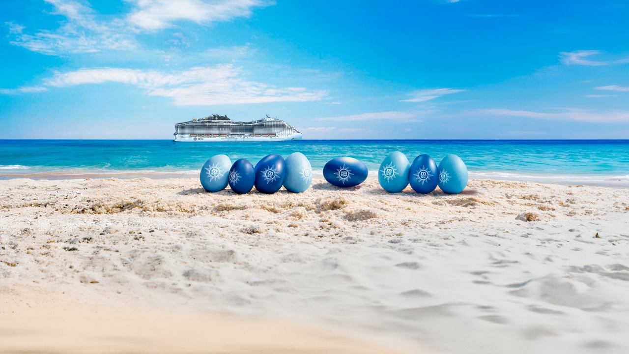 Blaue Liegestühle am Strand mit klarem Wasser und blauem Himmel | MSC Cruises