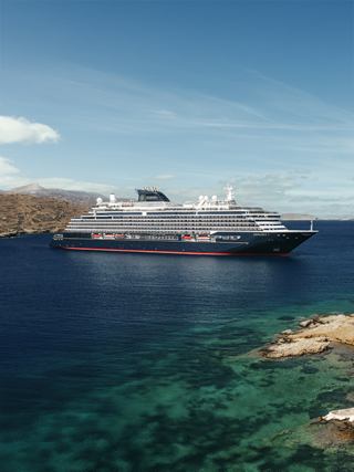 Das Kreuzfahrtschiff fährt durch klares Wasser, umgeben von beeindruckenden Felsen | MSC Cruises