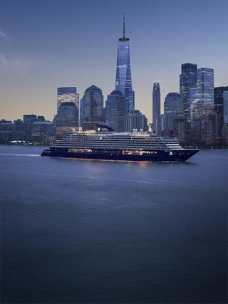 Das Schiff fährt an der beeindruckenden Skyline der Stadt bei Sonnenuntergang vorbei | MSC Cruises