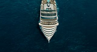 Vista aerea della prua della MSC World America che naviga sul mare | MSC Crociere