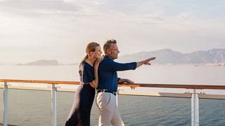 Mostrador del programa de cruceros futuro con la tripulación lista para ayudar a los huéspedes | MSC Cruceros