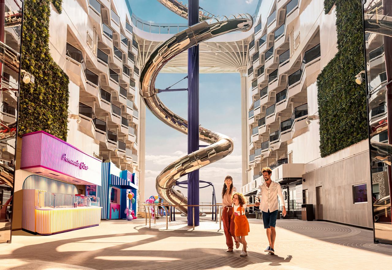 Promenade intérieure moderne avec boutiques et personnes sur un navire de croisière | MSC Croisières