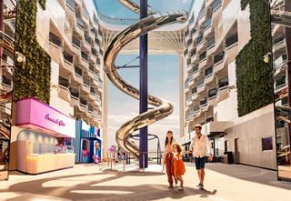 Promenade intérieure moderne avec boutiques et personnes sur un navire de croisière | MSC Croisières