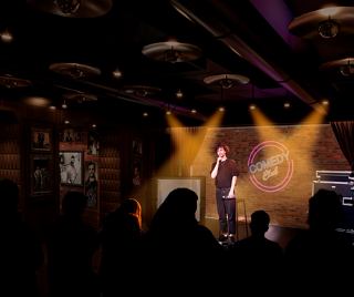 Comediante actuando en The Loft Comedy Club | MSC Cruceros